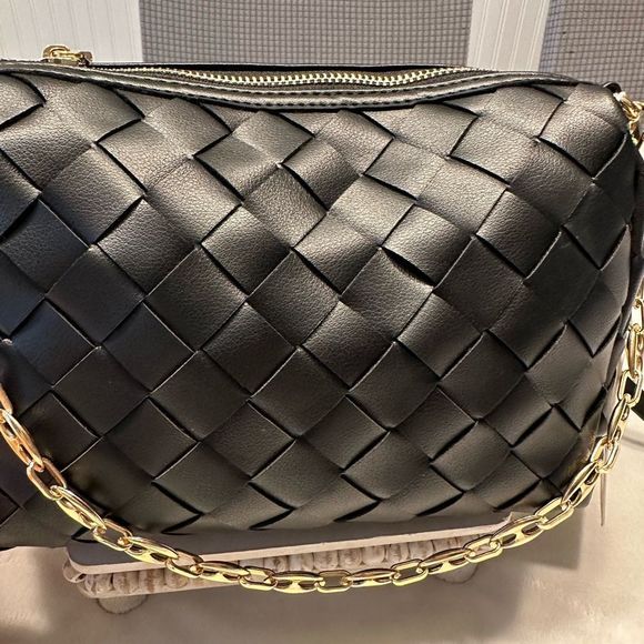 Quilted Vegan Crossbody NWT - Picture 3 of 8